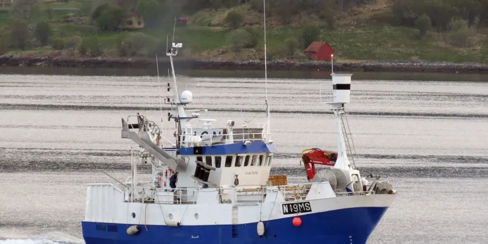 "Anna Sofie" var en av de siste båtene som kom inn i fangsten i år. Nå ligger båt og mannskap værfaste i Mehamn. ARkivfoto: Jon Eirik Olsen
