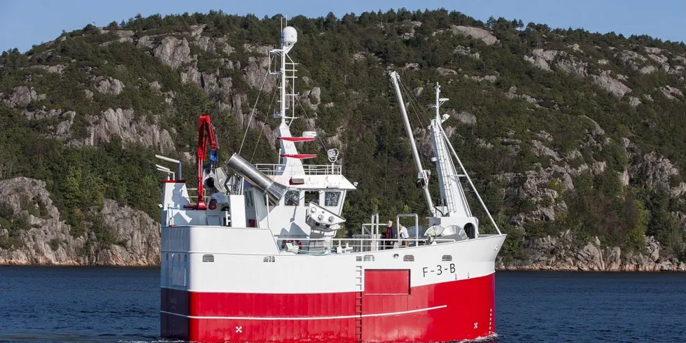 Helt nye ”Anne G” er nå på vei fra Skogsøy Båt i Mandal til sin kommende hjemmehavn i Berlevåg. Det er rederiet Mot Berlevåg AS som har kjøpt båten og rederne har stor tro på den helt spesielle skrogutformingen. Foto: Espen Sand