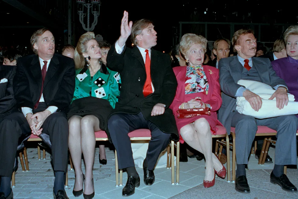 Familien Trump avbildet i 1990 på Trump Taj Mahal Casino-komplekset i Atlantic City. Donald J. Trump er i midten, med sine foreldre Mary og Fred til høyre. Til venstre er broren Robert Trump og hans kone Blaine. Robert Trump døde 15. august 2020.