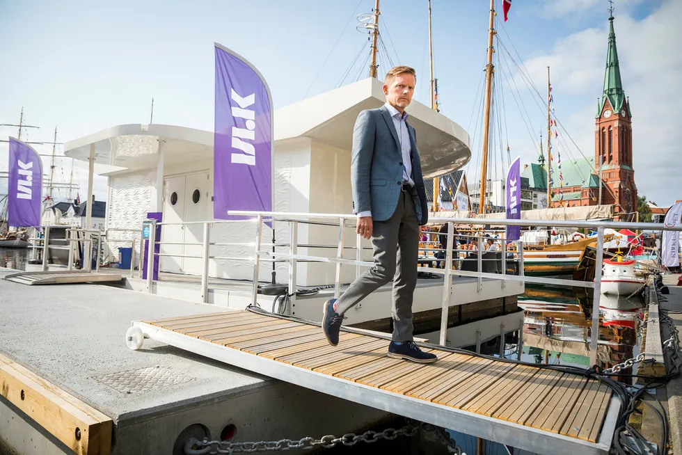 Mediepolitisk talsperson i Høyre, Tage Pettersen, går av NRK-flåten som ligger i pollen i Arendal under Arendalsuka.