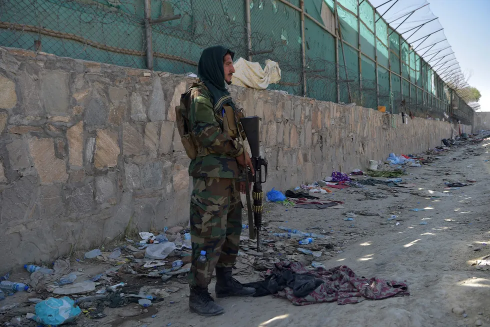 En Taliban-kriger holder vakt utenfor flyplassen i Kabul etter dramaet der to selvmordsbomber ble utløst torsdag.