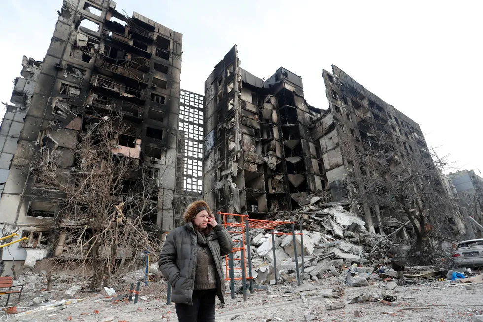 Krigen i Ukraina har hittil ført til ødeleggelser på infrastruktur for nær tilsvarende 1000 milliarder kroner, ifølge ukrainske myndigheter. Sykepleier Svetlana Savchenko foran huset i Mariupol, der hun bodde.