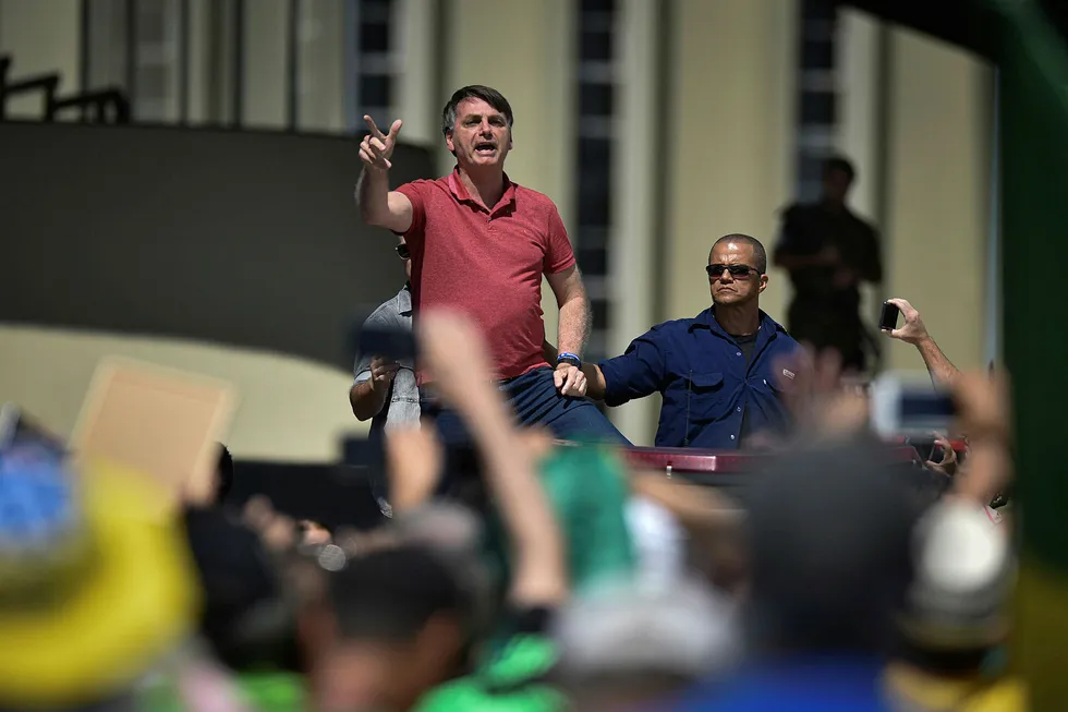 Brasils president Jair Bolsonaro oppildner demonstranter i Brasilia som vil ha fjernet alle koronarestriksjoner og som vil ha militær intervensjon.