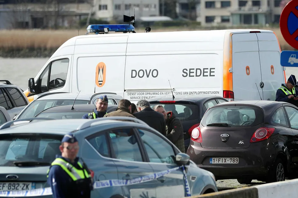 Både politi og soldater er satt inn i området etter episoden. Bildet viser politiet og en bil fra Sedee-Dovo, en mineryddertjeneste innen det belgiske forsvaret. Foto: Virginie Lefour/Afp/NTB scanpix