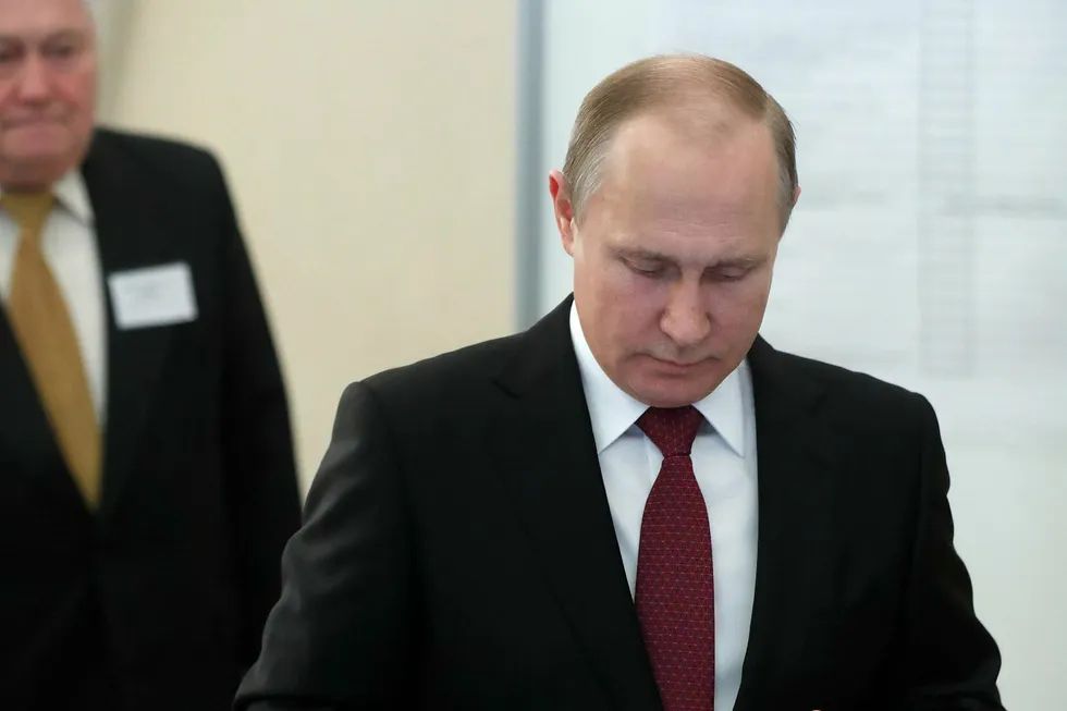 Her avlegger Russlands president Vladimir Putin sin stemme søndag. Foto: Sergei Chirikov/AFP Photo