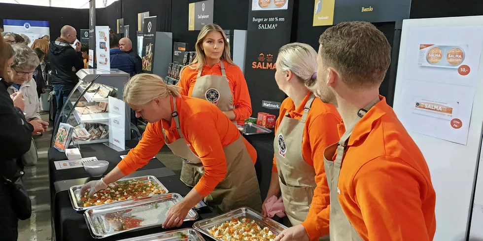 Nofima har gående et forskningsprosjekt hvor de ser på muligheter for å få et mer verdifullt produkt av laksen. Her er smaksprøver av Salma matstreif19.