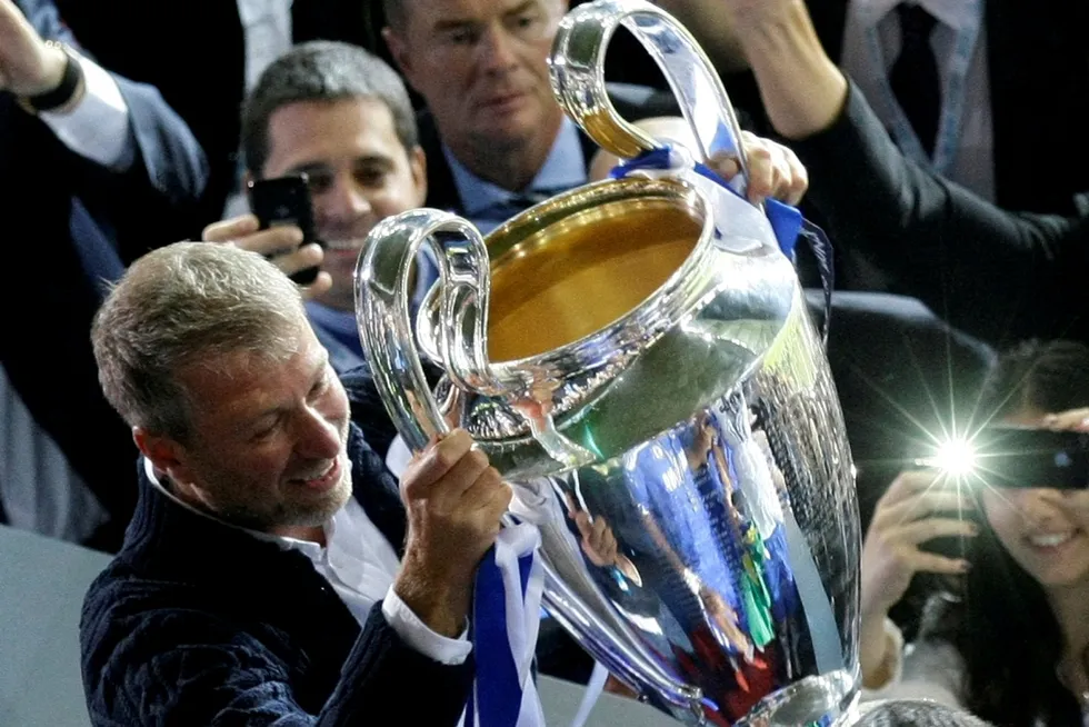 Chelsea har opplevd stor suksess siden Roman Abramovitsj kjøpte klubben i 2003. Her feirer han en av klubbens triumfer i Champions League – fotballens gjeveste klubbturnering.