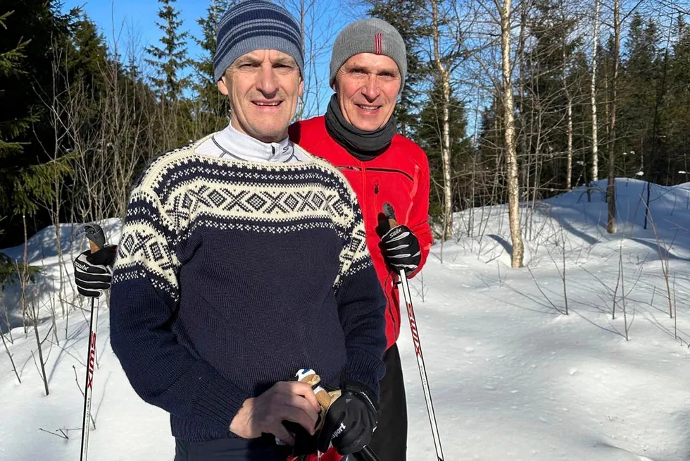 Statsminister Jonas Gahr Støre la mandag morgen ut dette bildet av seg selv på skitur med Jens Stoltenberg.