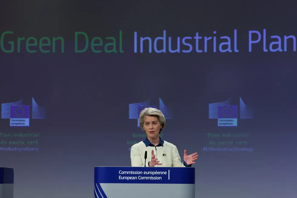 Kommisjonspresident Ursula von der Leyen presenterer EUs industrisatsing Green Deal Industrial Plan på en pressekonferanse i februar.
