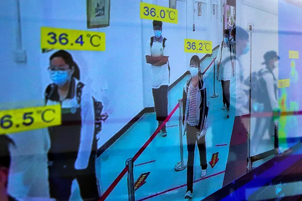 Elever ved ungdomsskolen i Wuhan 6. mai skannes automatiske for å avsløre feber eller mistenkelig endring i kroppstemperatur. Nå vil myndighetene teste hele befolkningen i byen for koronavirus