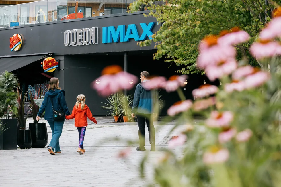 Kinokjeden Odeon, som blant annet holder til på Storo i Oslo, ble hardt rammet av nedstenginger.