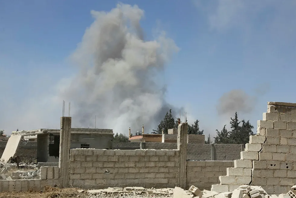 Byen Douma i den opprørskontrollerte enklaven Øst-Ghouta i utkanten av Syrias hovedstad Damaskus er opposisjonens siste skanse, etter at det syriske regimet har presset opposisjonen til å trekke seg tilbake. Søndag meldes det om et antatt kjemisk angrep i regionen. Foto: STRINGER