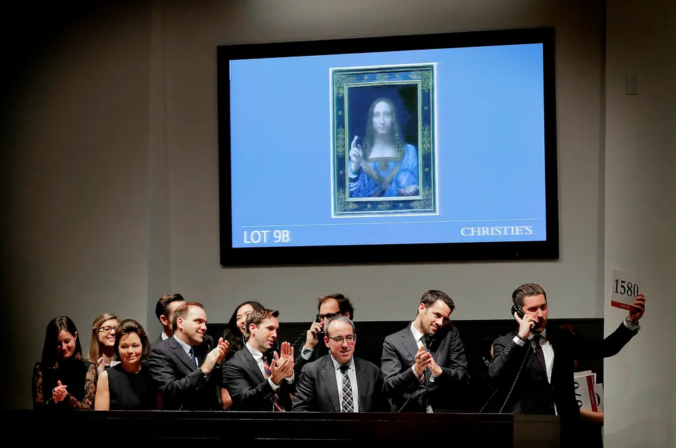 Representanter for budgiverne klapper etter at Leonardo da Vincis kunstverk ble solgt for 3,7 milliarder kroner på Christies natt til torsdag norsk tid. Foto: Julie Jacobson/AP/NTB Scanpix