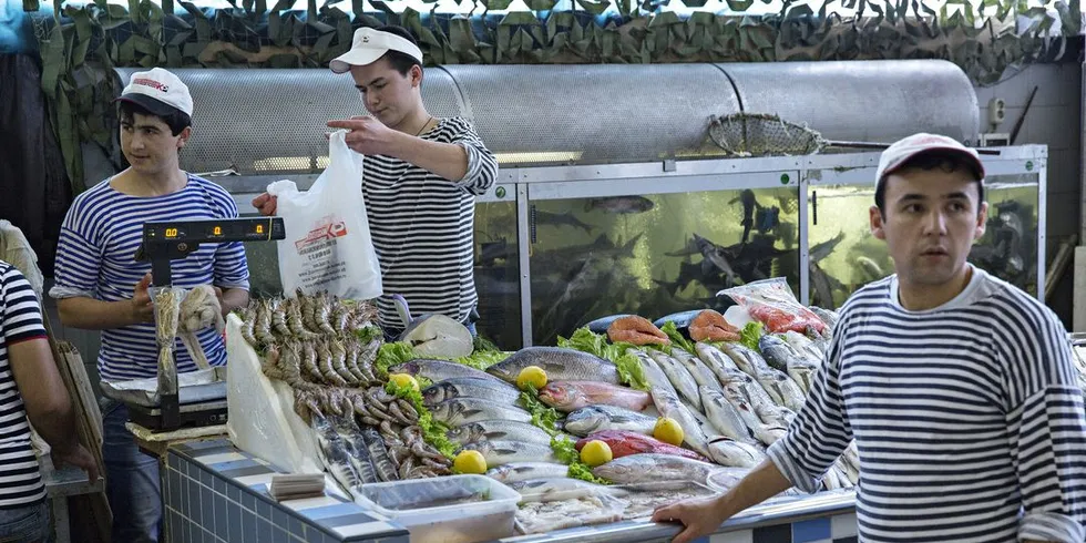 Telman Bobohnov (th) har kun to stykker med norsk laks igjen. På Dorgomilovsky-markedet i Moskva. er det langt mellom de norske laksestykkene. Markedet er kjent for sine råvarer av kjøtt, fisk og grønt. Foto: Aleksander Nordahl