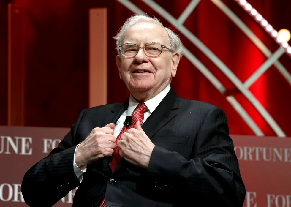 Warren Buffett sliter med å finne gode «elefantoppkjøp» – og kontantbeholdningen i selskapet hans har nå steget til 128 milliarder dollar.
