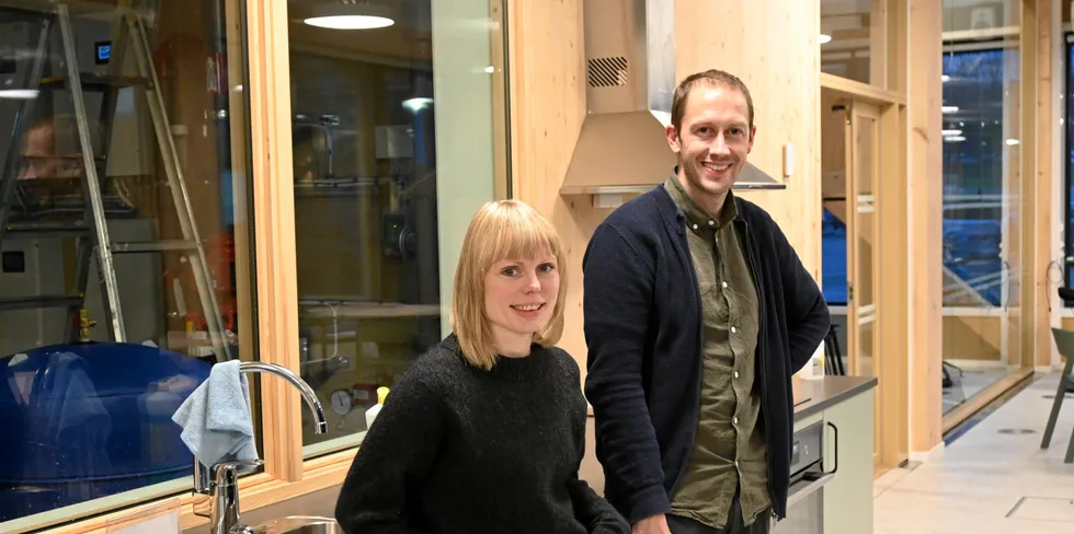 NTNU-forskerne Ida Marie Henriksen og Tomas Moe Skjølsvold mener man lytter for lite til vanlige folk når ny teknologi innføres. Her er de på kjøkkenet i det nybygde nullutslippshuset i utkanten av NTNU-campus i Trondheim