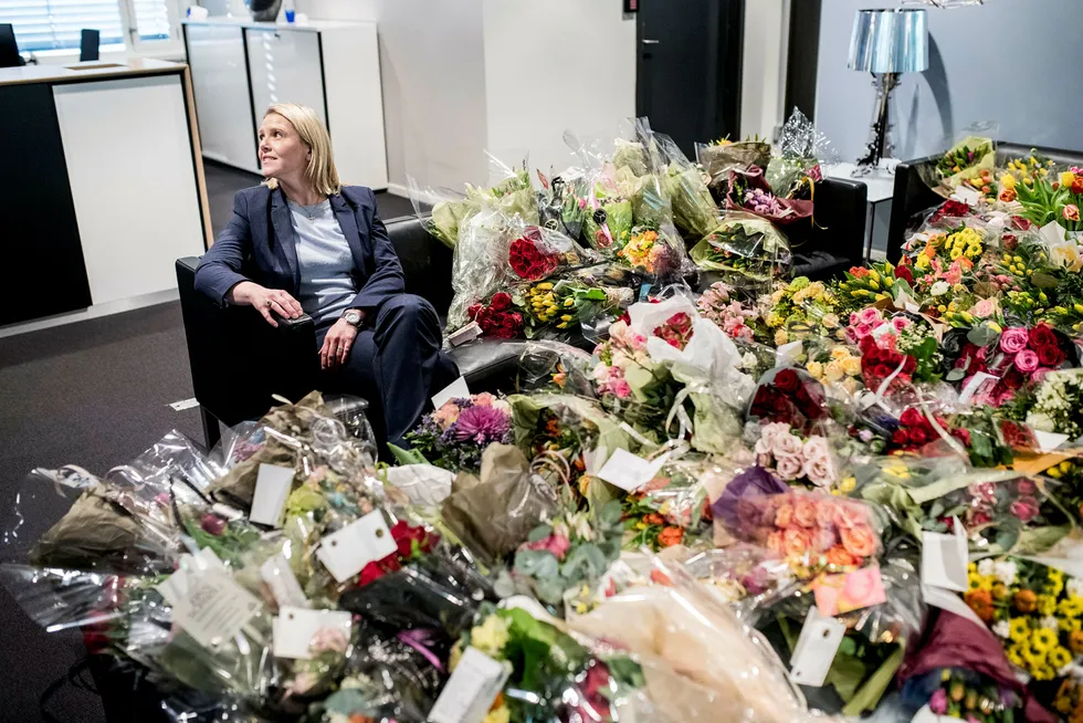 Justisminister Sylvi Listhaug foran blomster som er blitt sendt til henne fra støttespillere landet rundt. Foto: Fartein Rudjord