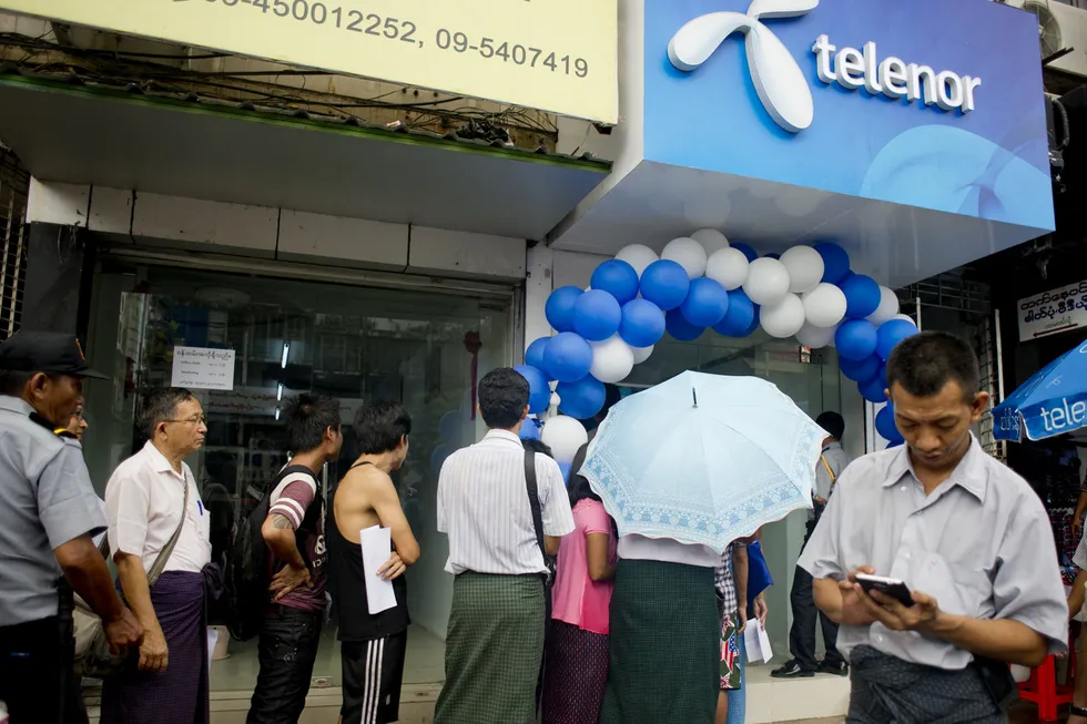 Telenor fikk to millioner nye mobilkunder i årets første kvartal i Myanmar og hadde ved utgangen av mars 18,2 millioner kunder i landet. Her fra en av Telenors mobilbutikker i Yangon. Nå prøver Telenor å finne nye eiere til selskapet.
