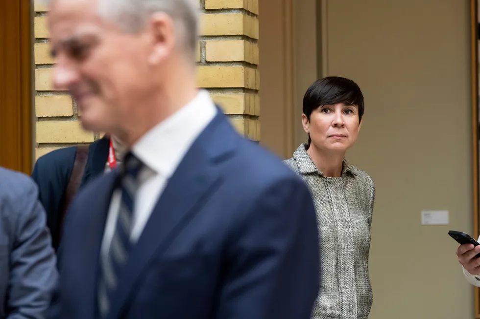 Ine Eriksen Søreide etter spørretimen. I forgrunnen statsminister Jonas Gahr Støre.