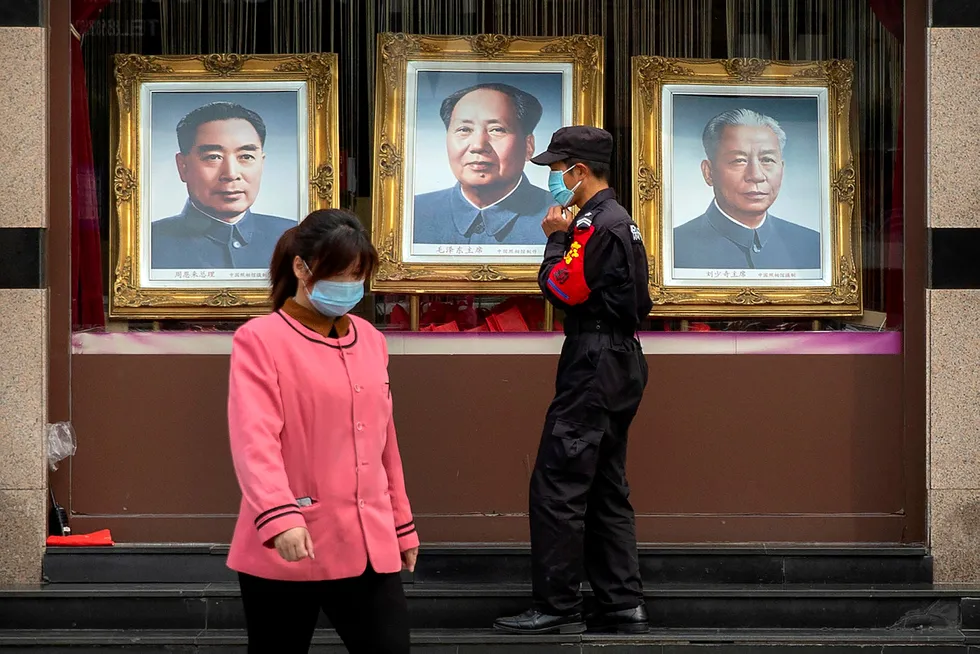 Sist Kina hadde en resesjon lå Mao Zedong (i midten) på dødsleiet og landet var fortsatt lukket. Analytikere er uenige om hvor alvorlig koronaviruset har vært for den kinesiske økonomien.