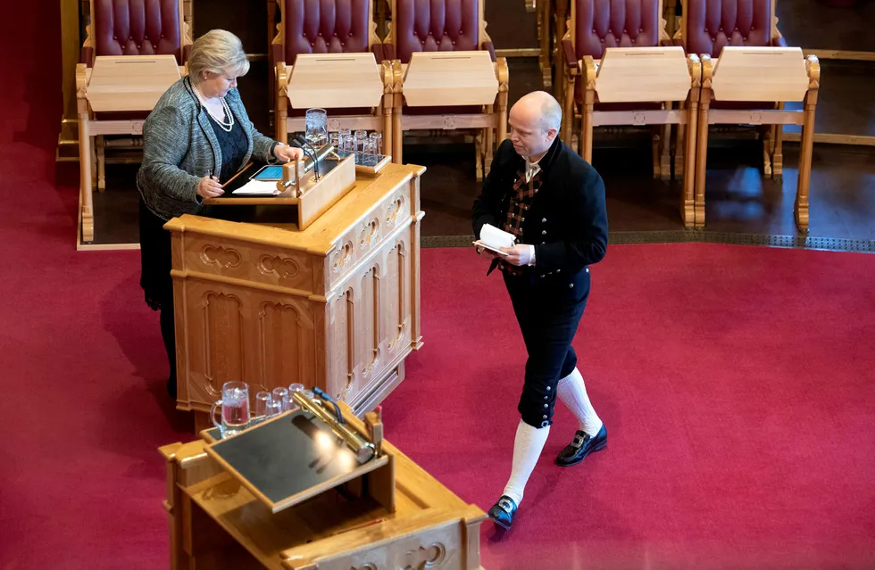 Senterpartiets Trygve Slagsvold Vedum stilte i bunad, men uten kniv, da han stilte spørsmål til statsminister Erna Solberg om fødetilbud.