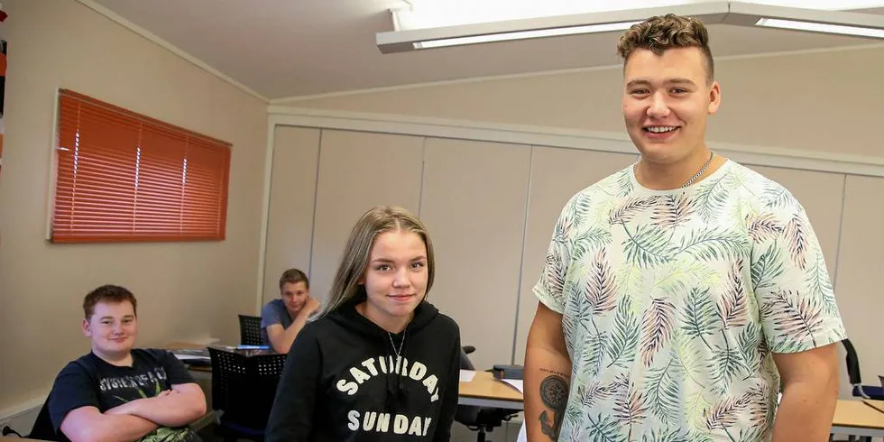 PÅ SKOLEBENKEN: Oda Solhaug Humstad og Jørgen Benum Andersen kjenner på en helt ny motivasjon nå som de endelig har tatt fatt på VG2 Fiske og fangst.Foto: Silje Helene Nilsen