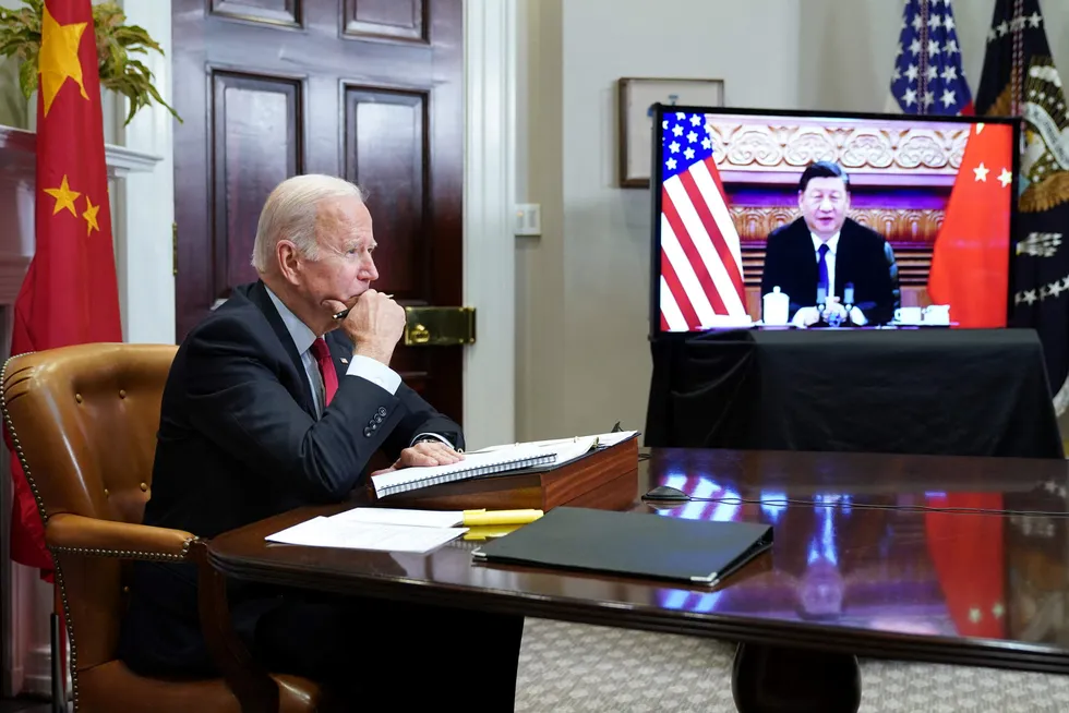 USAs president Joe Biden holdt et videotoppmøte med sin kinesiske kollega Xi Jinping fredag. Kina advares mot å ikke støtte Russland økonomisk eller militært. Her fra det forrige toppmøtet i midten av november 2021.