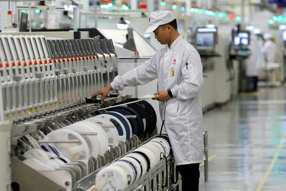 En kinesisk arbeider ved mobilprodusent Huaweis fabrikk i Dongguan. Selskapet er et verdens største innenfor mobilteknologi.