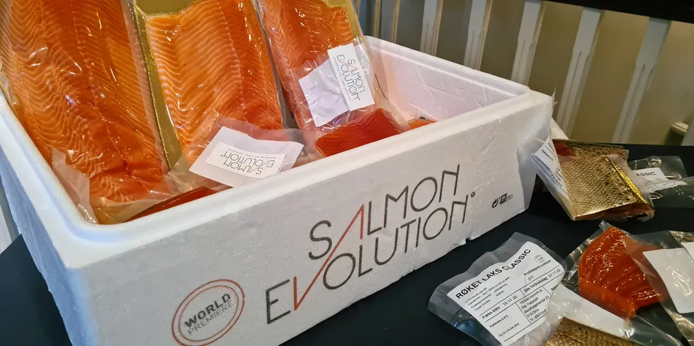 Salmon Evolution produserer laks på land i anlegget sitt utenfor Molde. Det vurderer også å bygge tilsvarende anlegg både i Nord-Amerika og Sør-Korea.