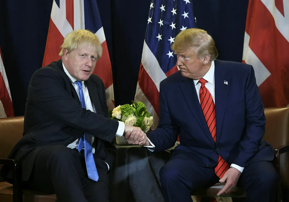 Kjemien mellom Boris Johnson og Donald Trump er god. Nå anbefaler Johnsons rådgivere å varme forholdet til Joe Biden.