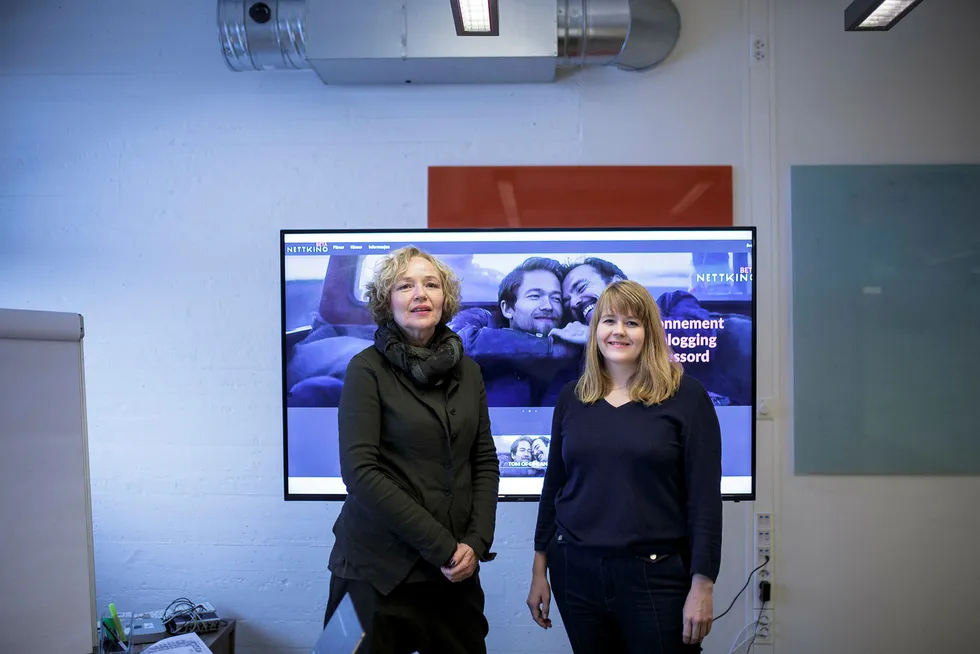 Svanhild Sørensen (til venstre) og prosjektleder Elisabeth Sjaastad hos Kulturmeglerne har utviklet en tjeneste som skal gjøre kinofilmer tilgjengelige før de andre strømmetjenestene. Foto: Nicklas Knudsen