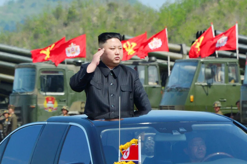 Nord-Koreas leder Kim Jong-un føyer seg inn i gruppen av ledere som har etablert egen tidssone. Her fra en militærparade tidligere i år. Foto: KCNA/Reuters/NTB Scanpix