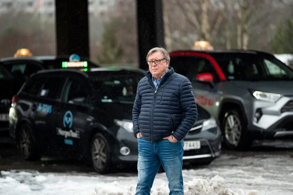 – Akkurat nå står alt. Det er ikke noe inntjening å hente, sier taxieier Glenn Tuxen, her på taxiholdeplassen ved Grorud T-banestasjon i Oslo