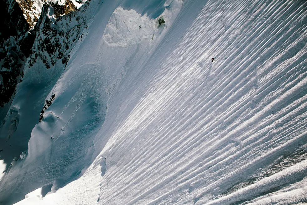 Her suser sveitseren Jèrèmie Heitz (27) ned Obergabelhorn (4063 m.o.h.), en av de mest krevende toppene i Alpene. Han blir liten i den massive fjellsiden, men anser sjansene for snøskred som liten, fordi fjellet er for bratt til at det bygger seg opp nok snø. Foto: Tero Repo
