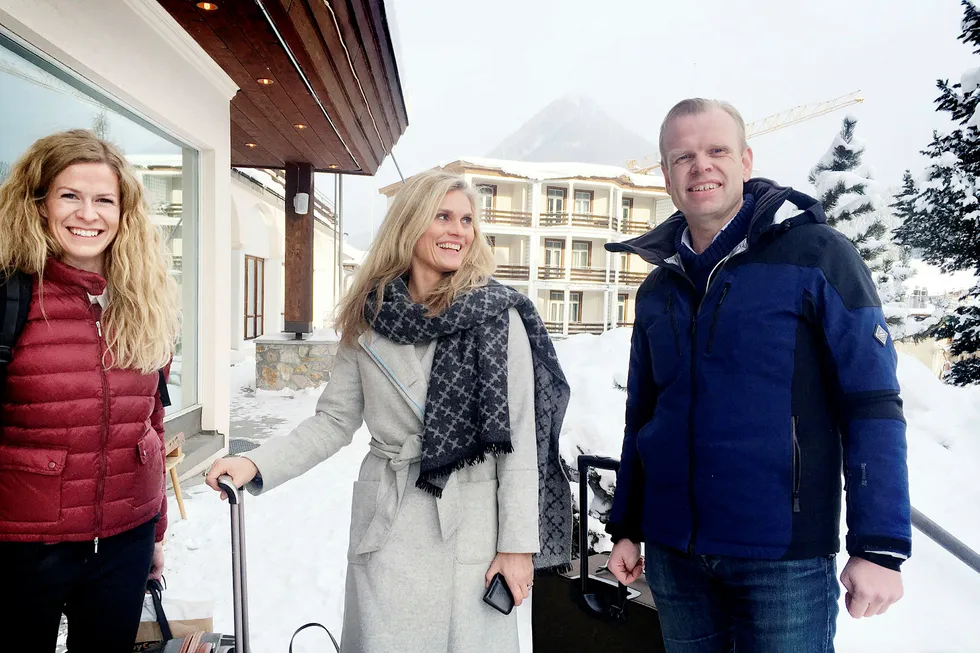 Yara-toppene ankom mandag Davos med digre kofferter fullstappet av colombiansk kaffe. Fra venstre styremedlem Kjersti Aas, kommunikasjonssjef Kristin Nordal og toppsjef Svein Tore Holsether. Foto: Jostein Løvås