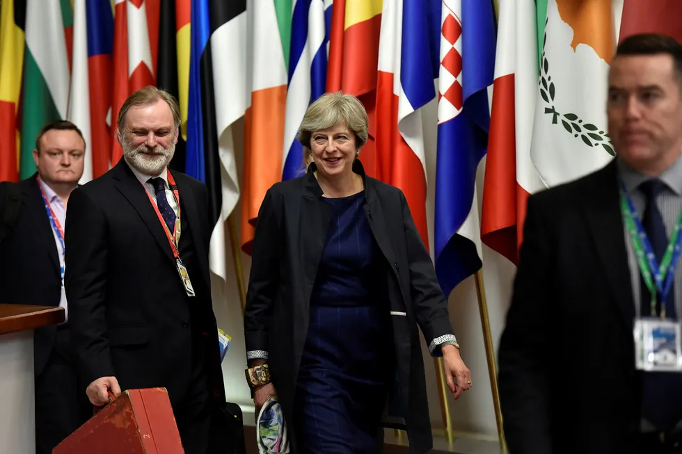 Tøffe tider for Storbritannias statsminister Theresa May. Her forlater hun EU-toppmøtet over midnatt natt til fredag. Foto: Eric Vidal/Reuters/NTB scanpix