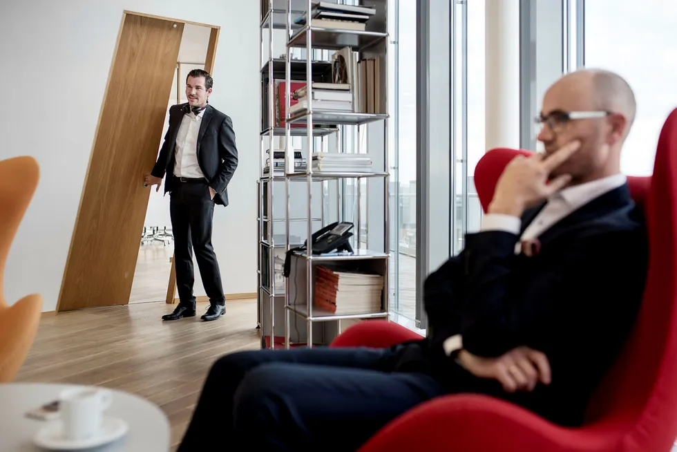 Investor Sindre Ertvaag (til venstre) og familieselskapet Camar går inn med millioner i eiendomssatsingen til Ole Morten Dreyer (sittende). Foto: Tommy Ellingsen