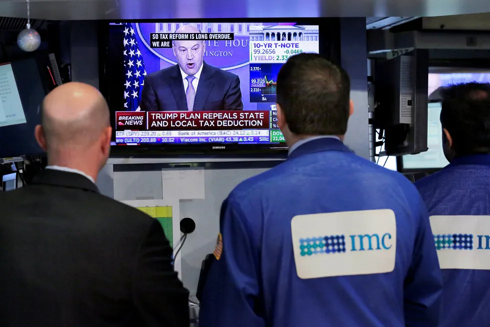 Ekspertene på New York-børsen fulgte nøye med da Donald Trumps skatteplan ble presentert på amerikanske tv i går kveld. Foto: Richard Drew/AP photo/NTB scanpix