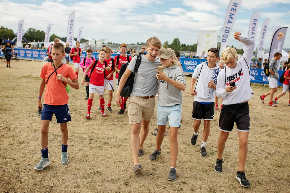Sander Austad Dale, også kjent som Randulle på Youtube, deltok denne uken på Norway Cup for å møte fans og skape blest rundt arrangementet. Foto: Sebastian S. Bjerkvik