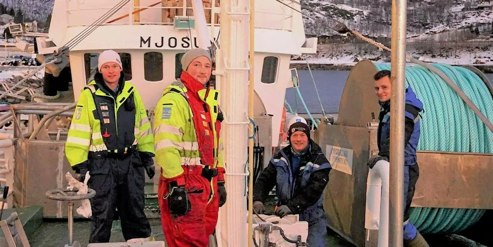 Thomas Indahl (31) og de fire andre på garnbåten «Mjosund» melder om godt fiske men dalende fangster på Malangsgrunnen utenfor Troms. F.v. Christian Indahl, Thomas Indahl, Terje Lilleberg og Laurynas Vilmas .