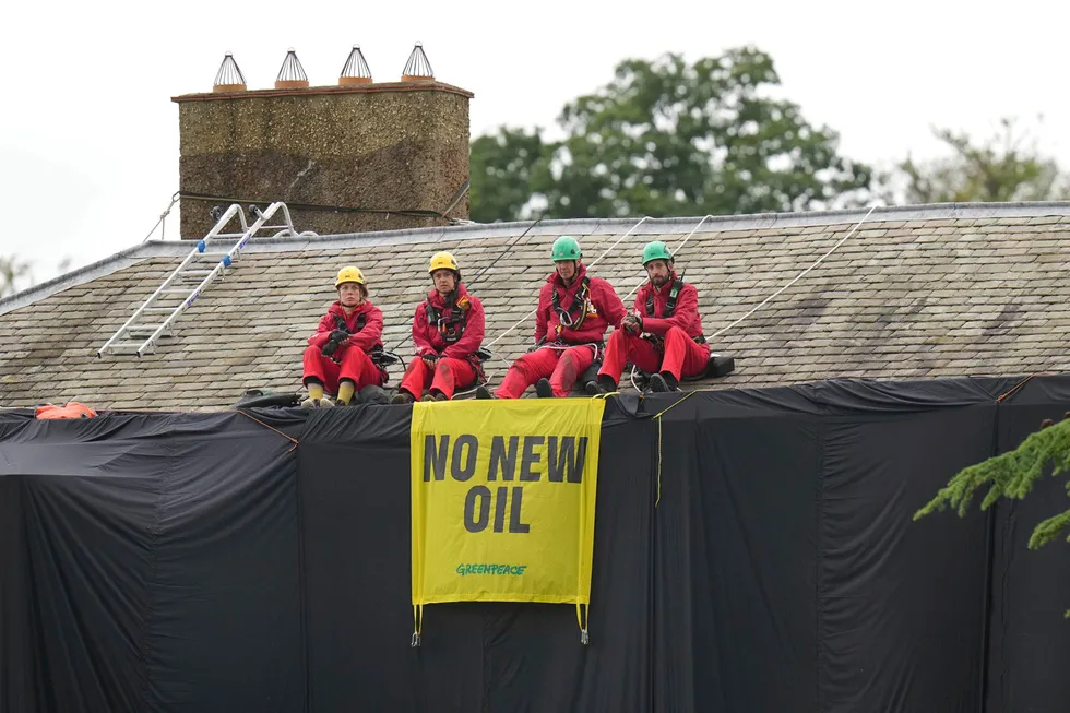 Aktivister fra Greenpeace på taket til Storbritannias statsminister Rishi Sunaks hus i Richmond, 3. august.