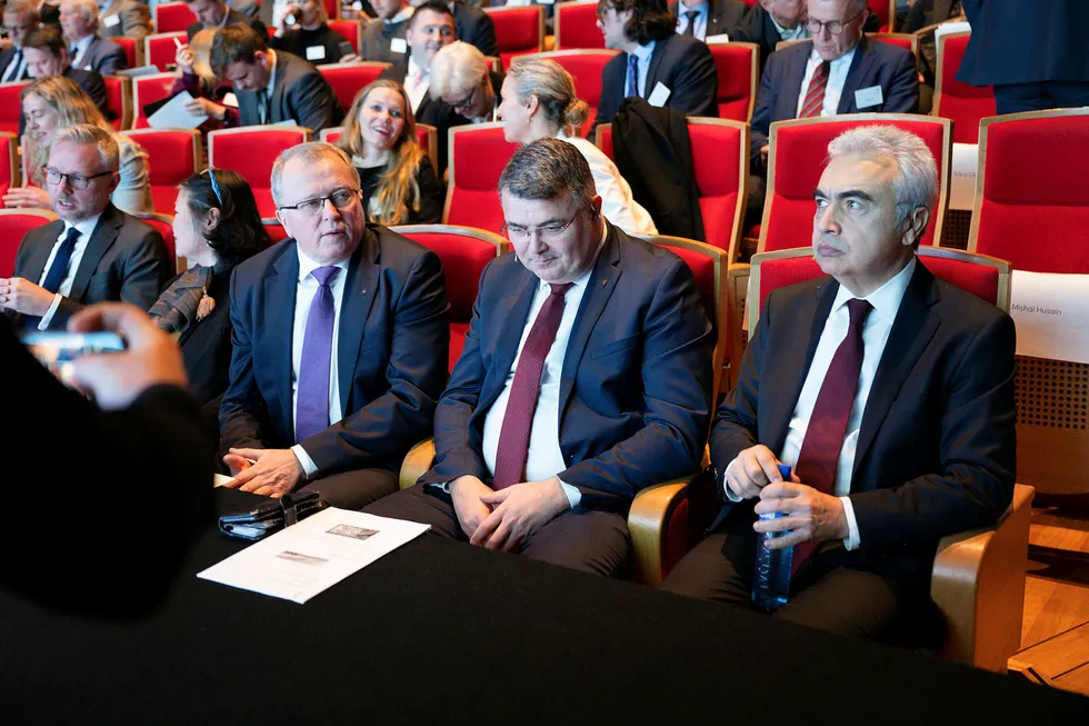 Eldar Sætre (tv), Olje- og energiministerKjell-Børge Freiberg (Frp) og Fatih Birol i Det internasjonale energibyrået (IEA) på Equinors høstkonferanse.