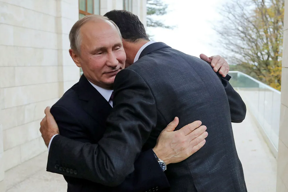 Russlands president Vladimir Putin, omfavner Syrias president Bashar al-Assad i Svartehavsbyen Sotsji mandag. Foto: Mikhail Klimentyev / Kreml Pool Photo / AP /NTB scanpix