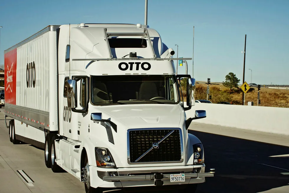 Den førerløse traileren OTTO kjørte sin første leveranse i 2016 og blir i år satt i kommersiell drift i USA. Det er 3,5 millioner trailersjåfører i USA. Det er ikke sikkert noen av dem har jobb om få år. Det er heller ikke sikkert at mine jusstudier er særlig tryggere, skriver artikkelforfatteren. Her traileren OTTO i 2016. Foto: Kyle Bullington/AP/NTB Scanpix