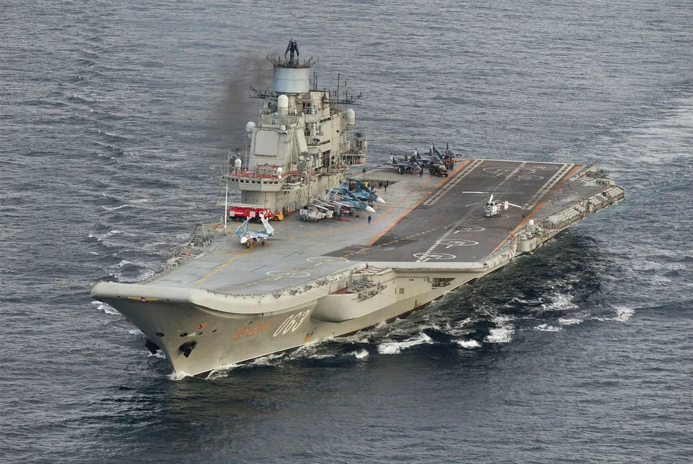 Det russiske hangarskipet Admiral Kuznetsov utenfor norskekysten på vei mot Middelhavet, fotografert fra et norsk overvåkningsfly mandag 17. oktober. Foto: 333 Skvadronen/Reuters/NTB Scanpix