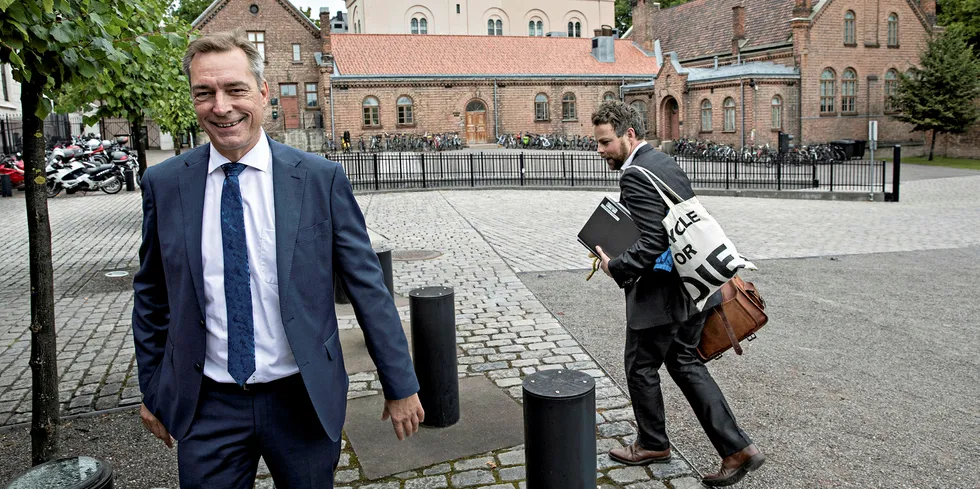 Sittende forsvarsminister Frank Bakke-Jensen blir ny fiskeridirektør, men det vil ta tid før han kan tiltre. Bak ser vi regjeringskollega Torbjørn Røe Isaksen fra et arkivøyeblikk.