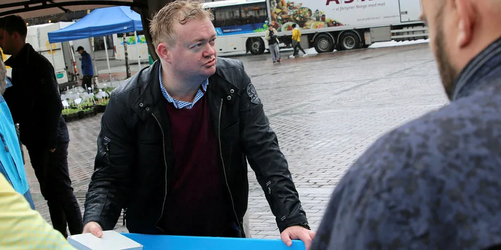 SENSORER: Robert Robertsen presenterer sensorsystemet i tanken fisketanken på torget i Tromsø.