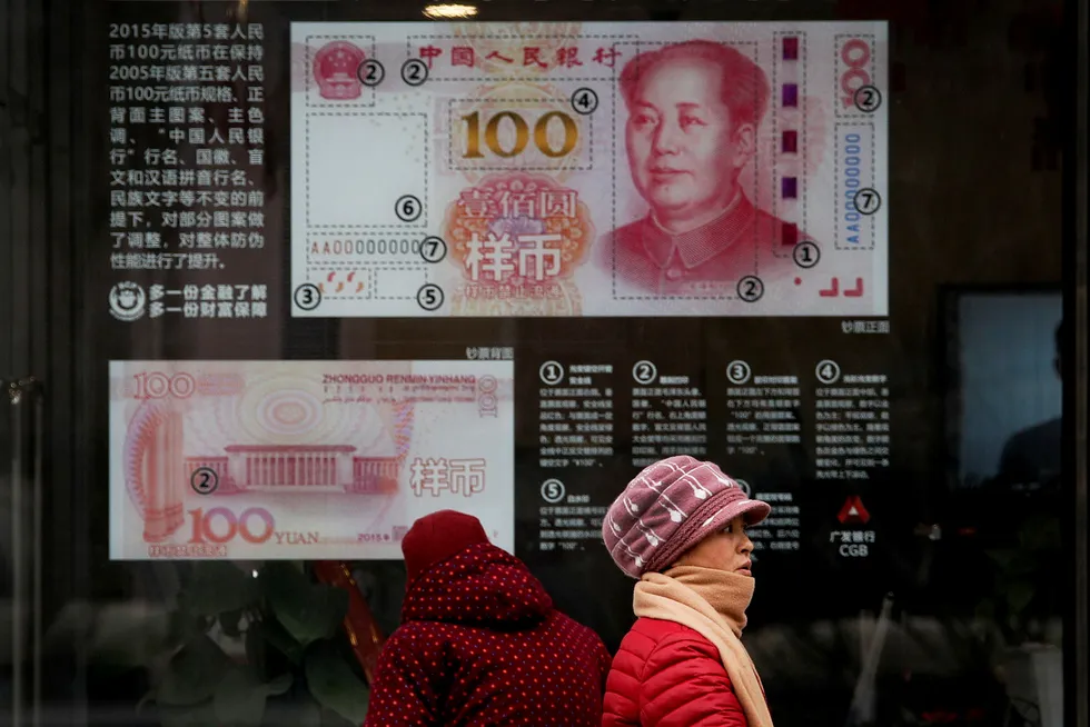 Det amerikanske finansdepartementet gjentar i en ny rapport påstandene om at den svake kinesiske valutaen bidrar til å øke det amerikanske handelsunderskuddet med Kina. De finner ikke bevis for en bevisst manipulasjon.