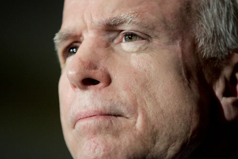 Senator John McCain hylles av alle bortsett fra presidenten. Den tidligere republikanske presidentkandidaten er nå død.