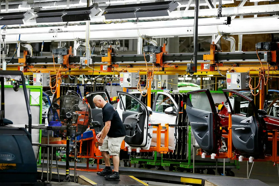 En arbeider jobber med produksjonen på General Motors i Michigan, USA. Bildet er tatt 13. juni 2017. Illustrasjonsbilde. Foto: Jeff Kowalsky/Bloomberg